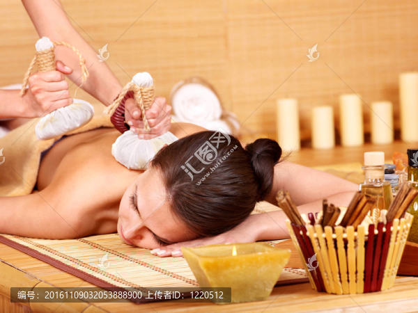 竹水療中的女人。