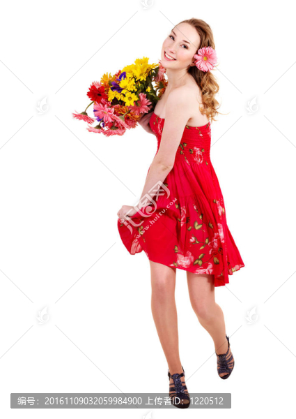 年輕女子拿著花。