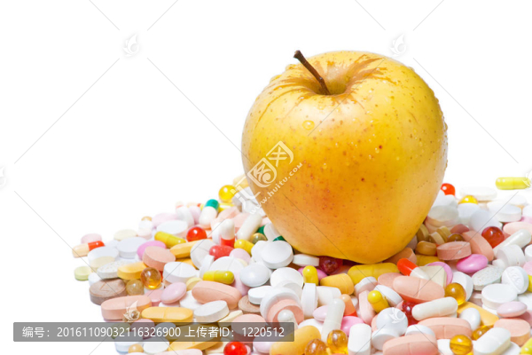 白色背景下的蘋果和藥丸