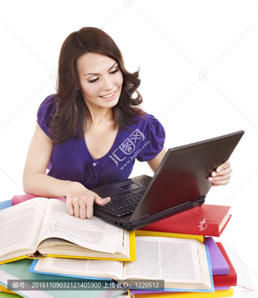 帶疊色書和筆記本電腦的女孩。