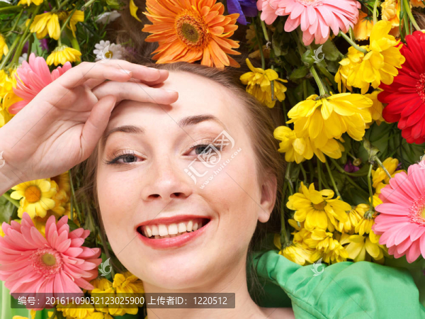年輕女子在鮮花動人的臉上。