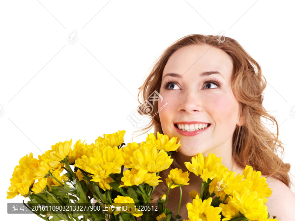 年輕女子拿著花。