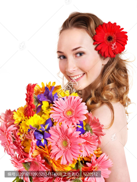 年輕女子拿著花。