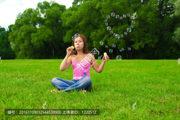 吹肥皂泡泡的女孩