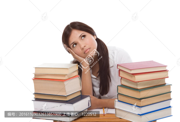 西班牙裔大學(xué)生婦女與堆棧的書籍