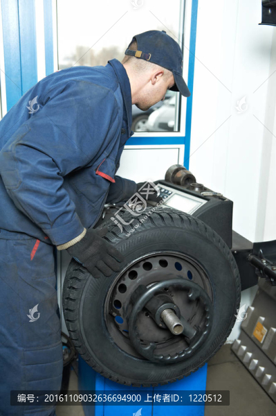 機械修理工在輪胎平衡調(diào)整