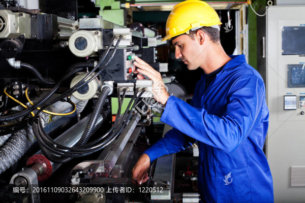 操作員操作工業(yè)印刷機(jī)