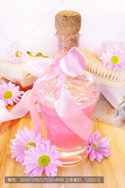 瓶洗發(fā)水；化妝品和Flowers