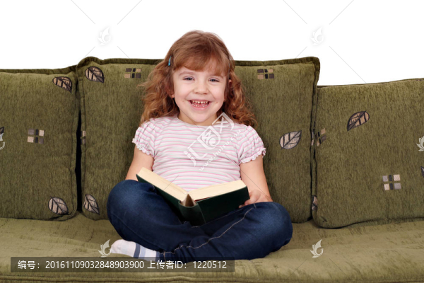 小女孩讀一本書