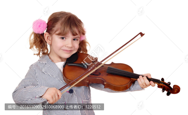 小姑娘演奏小提琴