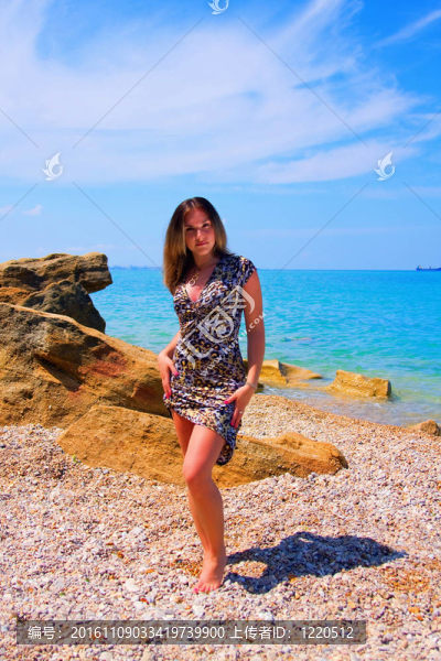 石灘上的美麗女人