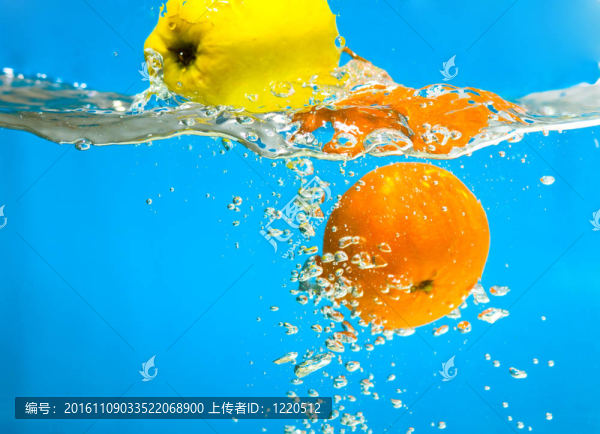 黃蘋果和柑橘在水中濺水