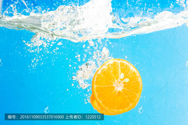 柑橘片在水中