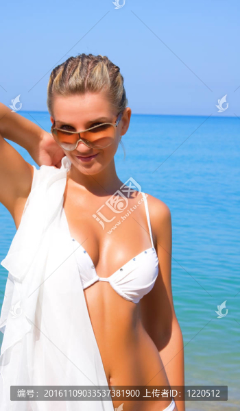 性的年輕女孩在海灘上放松