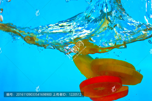 柑橘片在水中