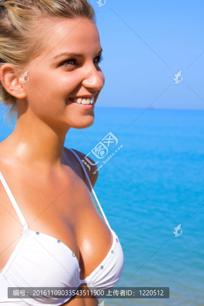 性的年輕女孩在海灘上放松