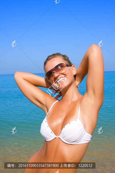 性的年輕女孩在海灘上放松