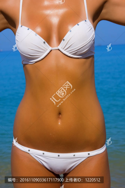 性的年輕女孩在海灘上放松