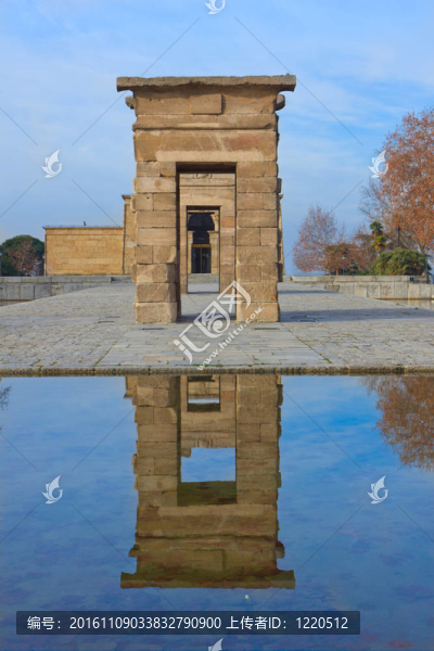 在寺廟debod入口；馬德里；西班牙