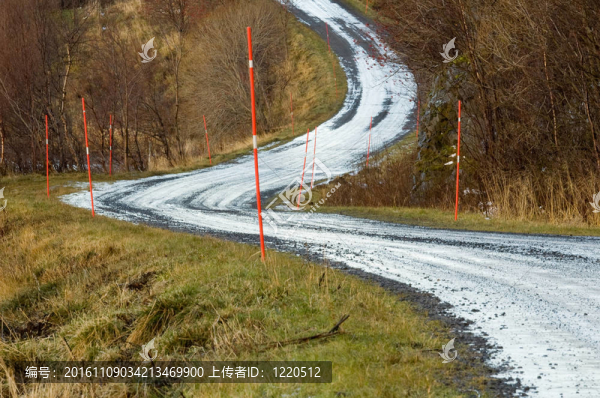 冰雪覆蓋的道路