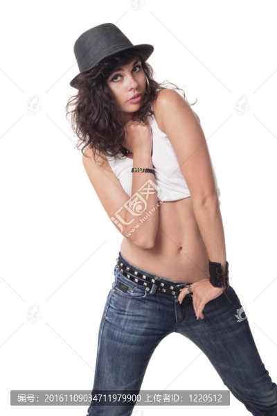 年輕女孩擺姿勢拍照