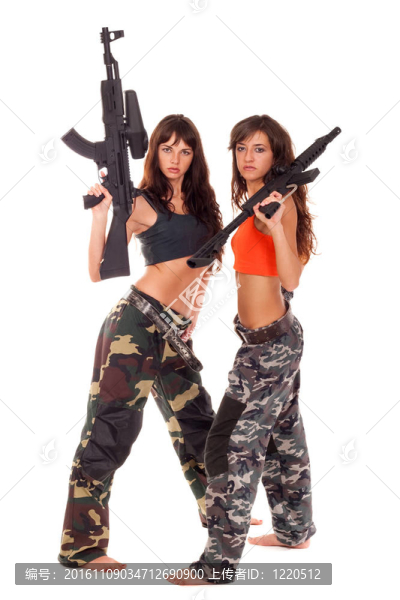 兩個全副武裝的女孩