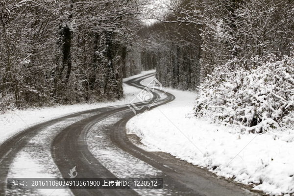 積雪的路上