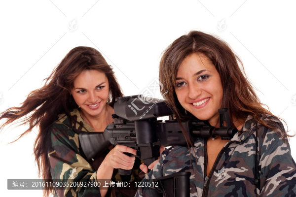 兩個(gè)全副武裝的女孩