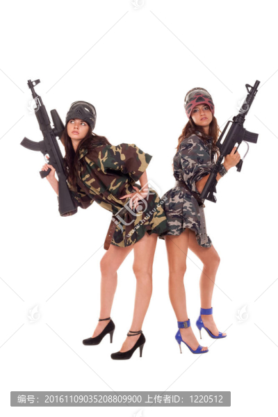 兩個全副武裝的女孩