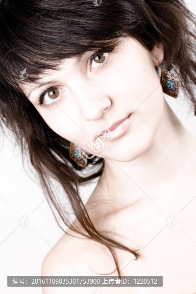 年輕的黑發(fā)女士