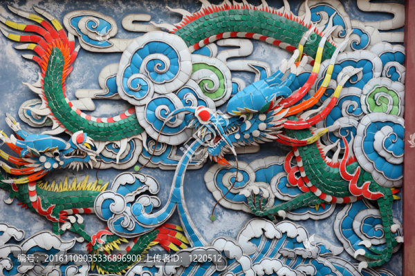 Cheung,Chau白寺墻上一座龍的彩色雕塑