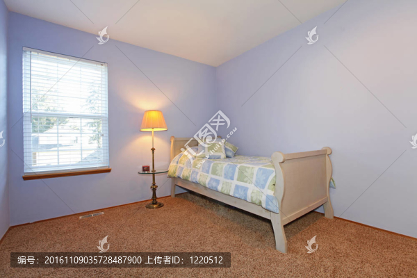 藍(lán)色臥室與小床和兒童床上用品