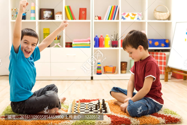 孩子們下棋-只是抓住了一個棋子