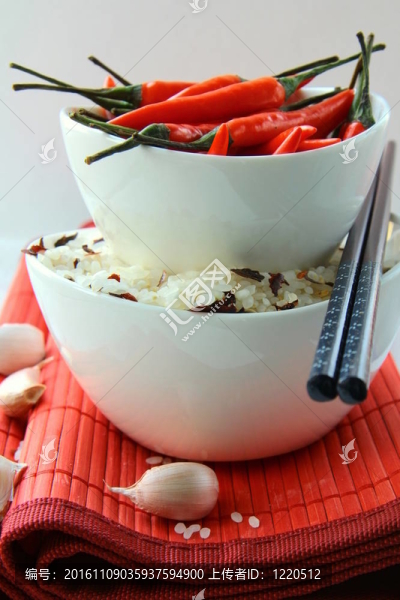 未煮熟的大米和辣椒碗