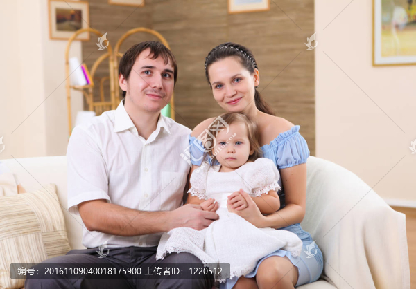 年輕的家庭在家里有一個(gè)女兒