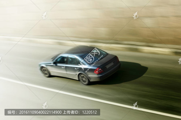 的速度開車