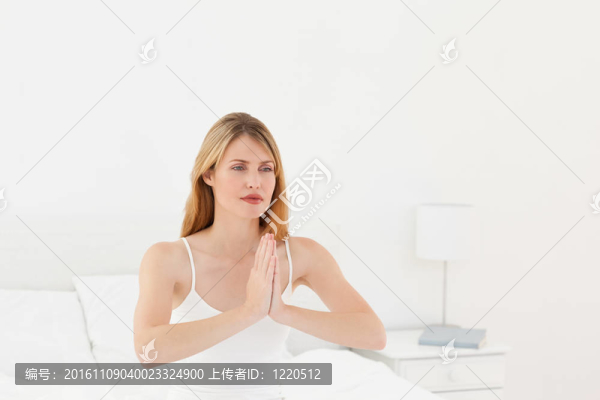 女人在她的床上練習瑜伽