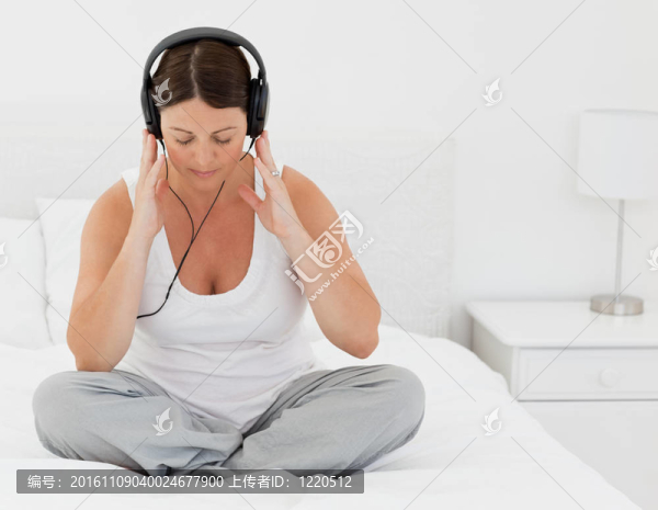 女人在床上聽音樂
