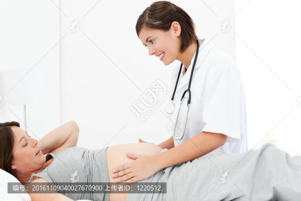 懷孕的女人和一個護(hù)士