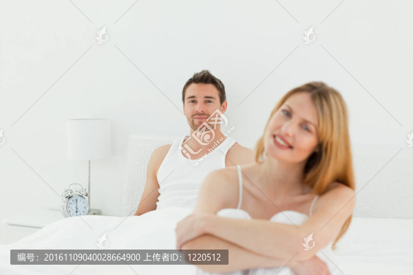 高超的女人看著相機(jī)與她的丈夫