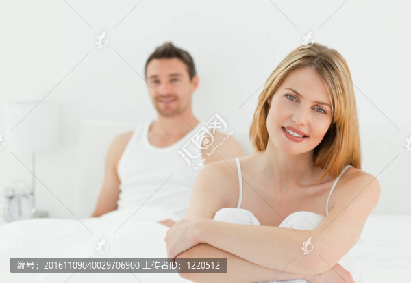 高超的女人看著相機(jī)與她的丈夫