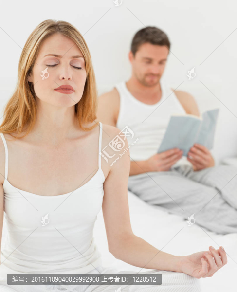 女人練習(xí)瑜伽，而丈夫在讀書