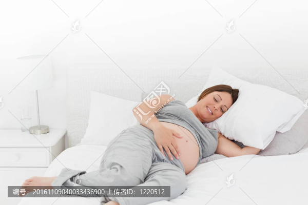 孕婦在她的床上