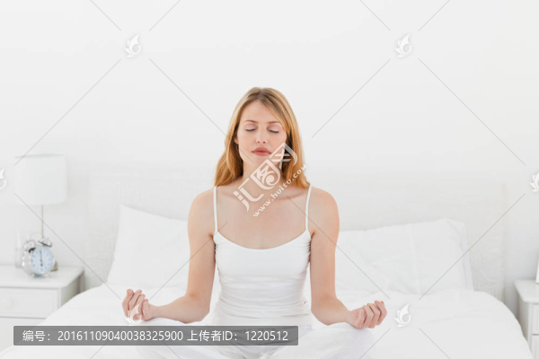 女人在她的床上練習瑜伽