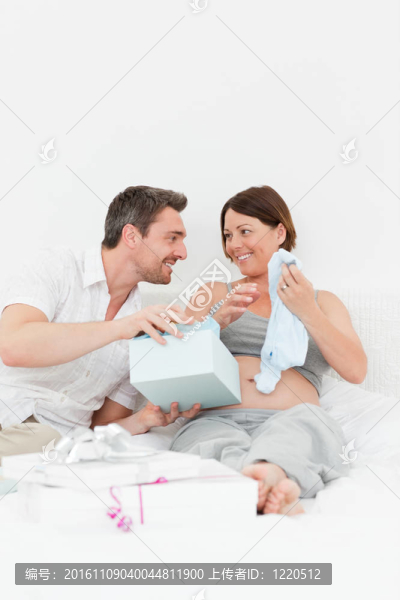 給妻子送禮物的女人