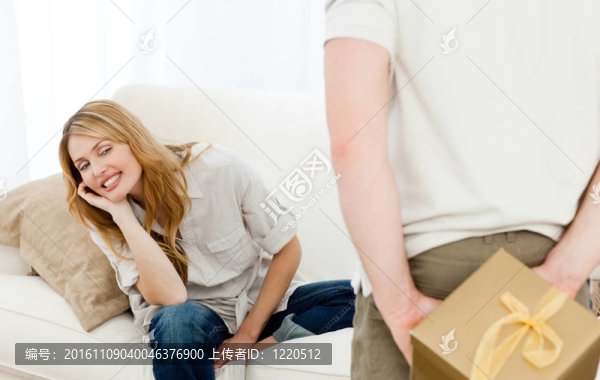 送禮物給他的妻子的男人