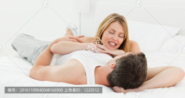 可愛的躺在一起躺在床上在家里