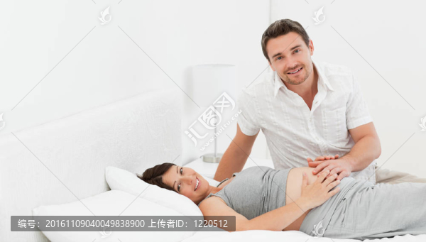 懷孕的女人和她的丈夫