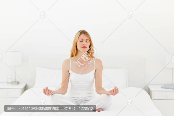 女人在她的床上練習瑜伽