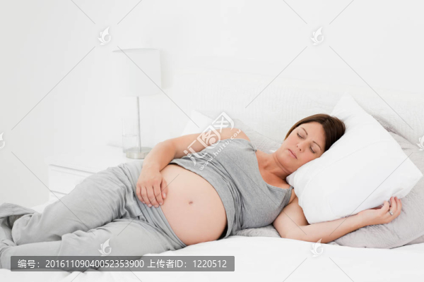 孕婦在她的床上